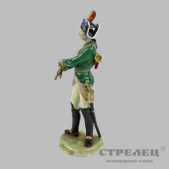 фото — фарфоровый солдатик «офицер с трубой 1750 год». германия